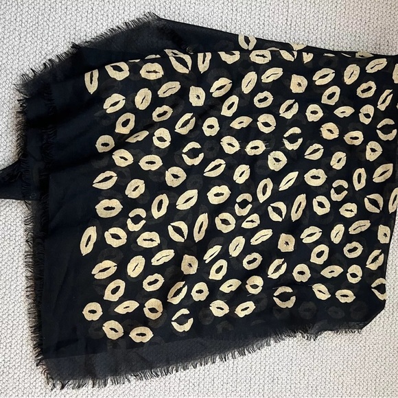 MARC JACOBS Kiss Print Scarf - Picture 9 of 10